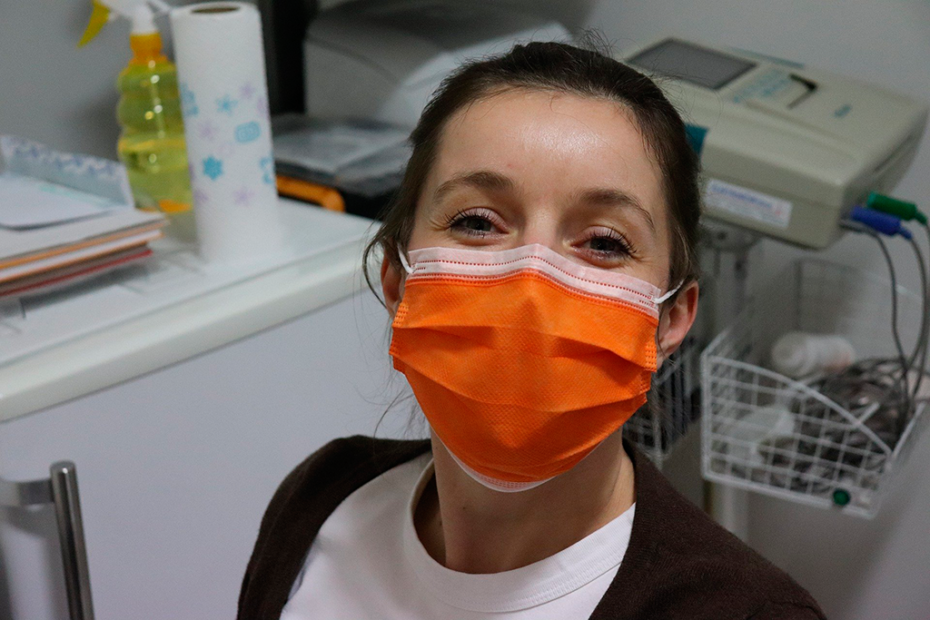 Image of a nurse sporting an orange surgical mask